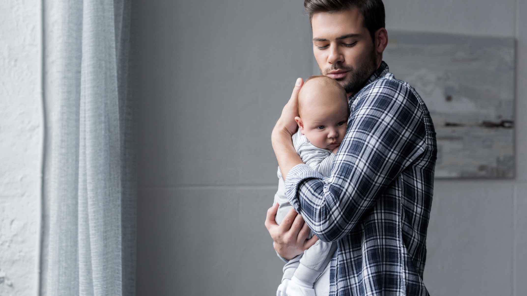 Отец и сын. Парень с младенцем. Мужчина с ребенком. Стильный сын. Отец одиночка.